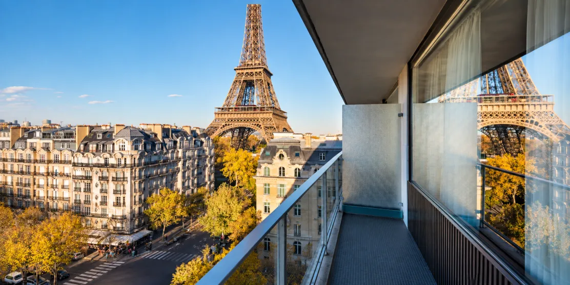 Vue de la tour Eiffel depuis le balcon d'une chambre de l'hôtel Pullman à Paris