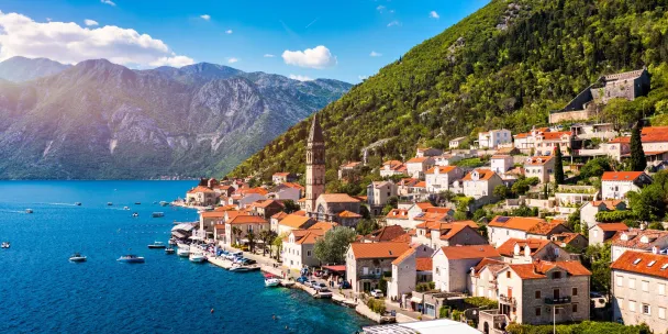 Vue aérienne de la baie turquoise de Kotor et du littoral montagneux au Monténégro.